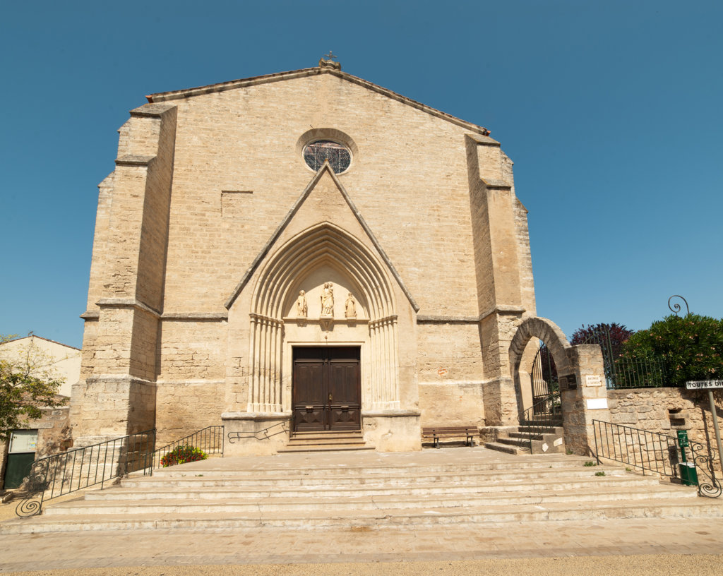 Le portail de l'église Saint Sulpice à Castelnau de Guers